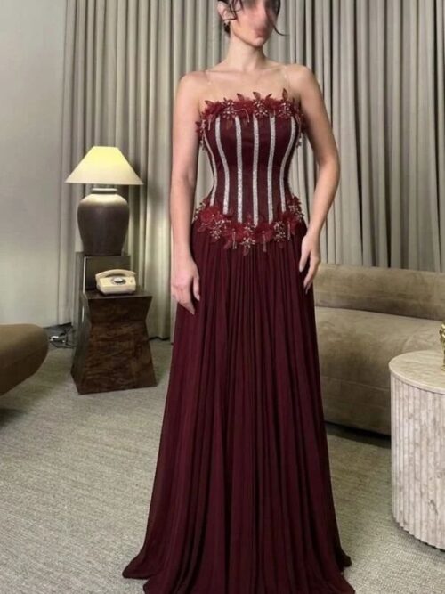 فستان مناسبات بتصميم أنثوي راقي بتطريز أنيق بلمسات لامعة