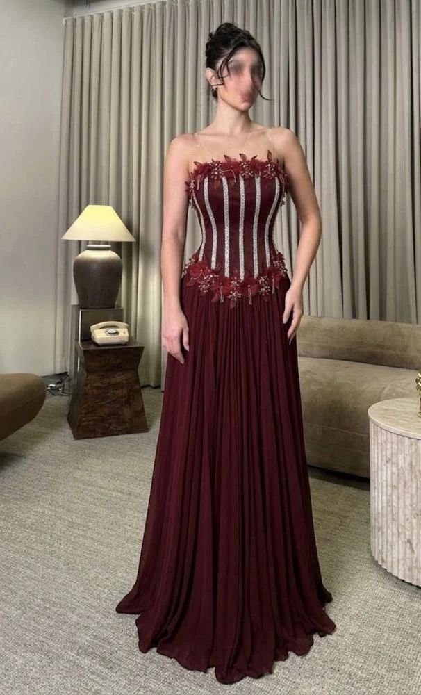 فستان مناسبات بتصميم أنثوي راقي بتطريز أنيق بلمسات لامعة