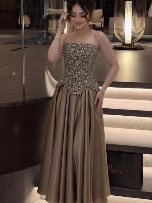 فستان سهرة طويل بتصميم راقي بلمسات لامعة