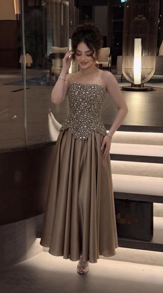 فستان سهرة طويل بتصميم راقي بلمسات لامعة