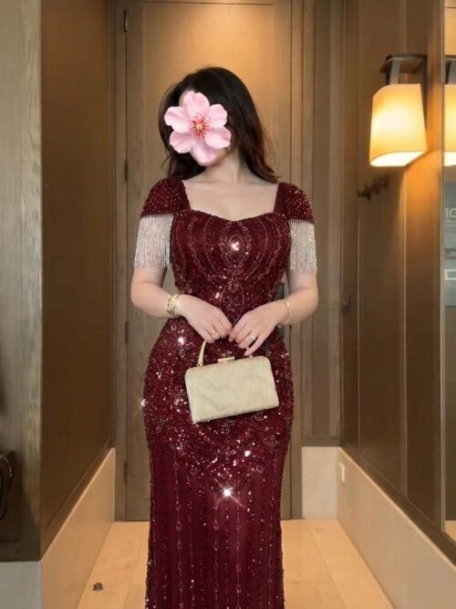 فستان مناسبات بتصميم أنثوي راقي بلمسات لامعة
