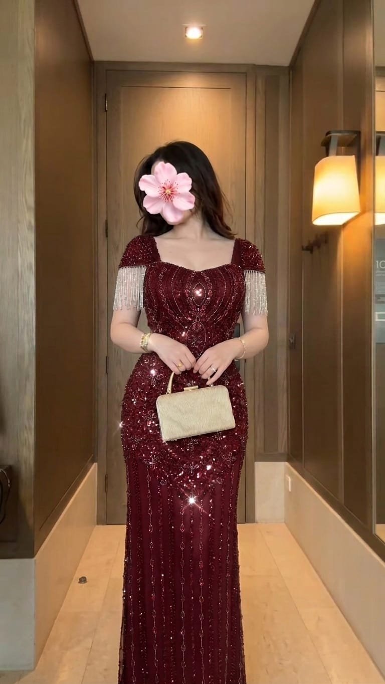 فستان مناسبات بتصميم أنثوي راقي بلمسات لامعة